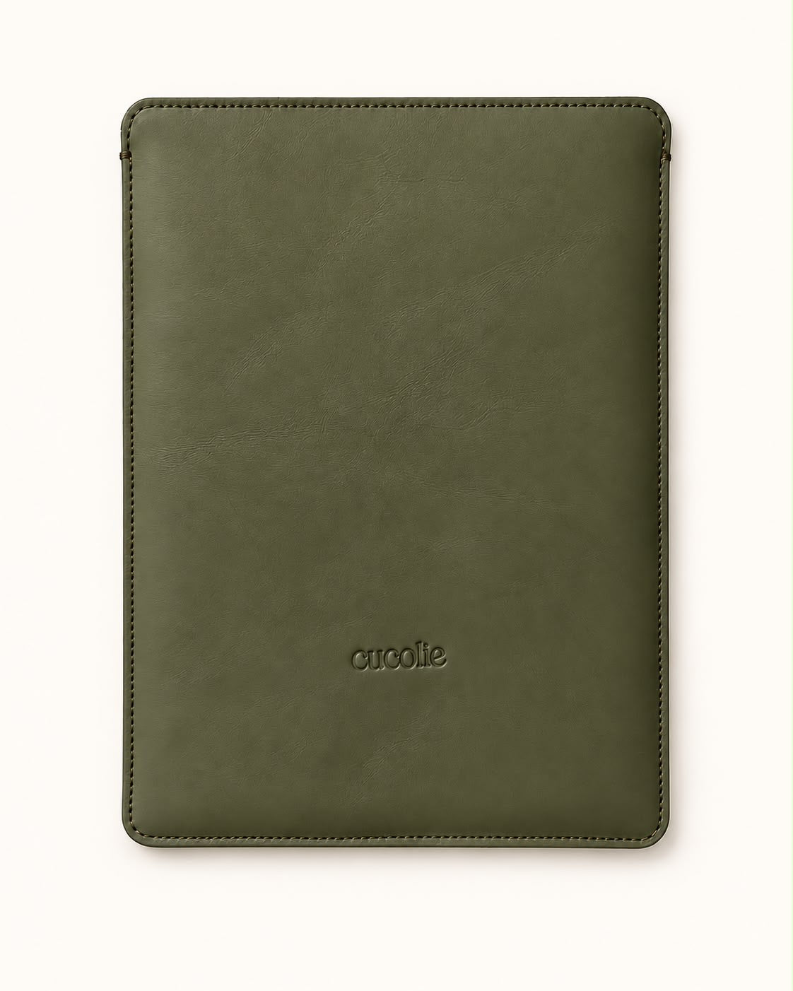 Funda de piel para Mac en kaki, vista frontal con el logo grabado