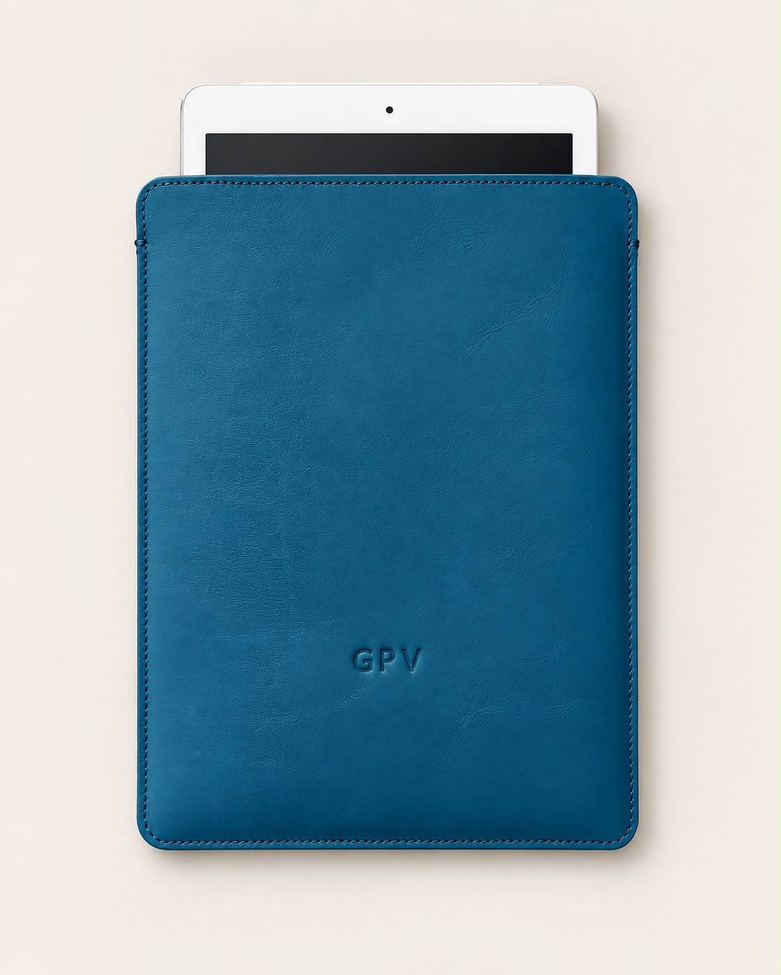 Funda de piel para iPad en azul petróleo con el iPad dentro