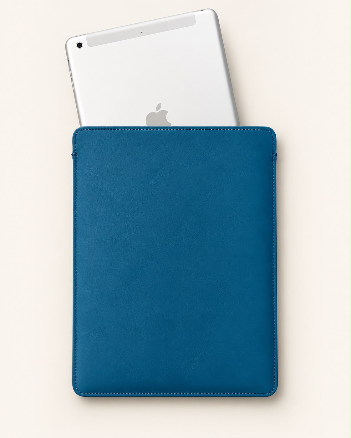 Funda de piel para iPad en azul petróleo con el iPad asomando