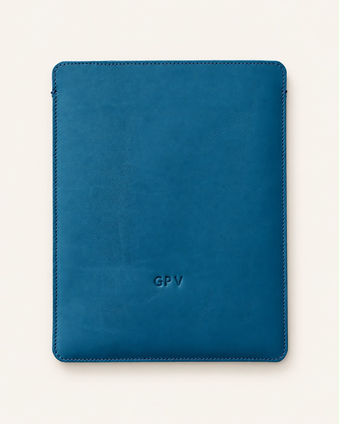 Funda de piel para iPad en azul petróleo, vista frontal con iniciales grabadas