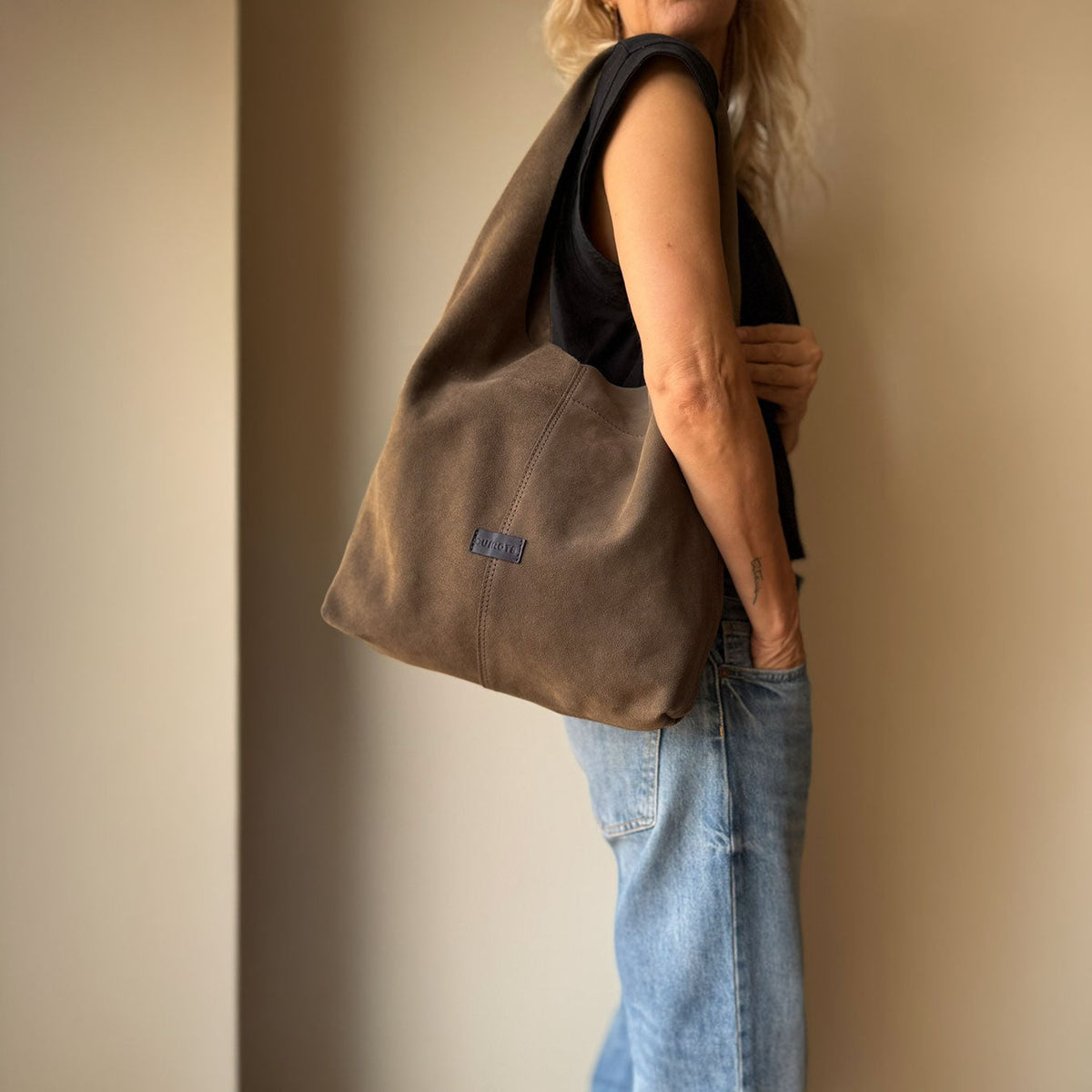 Bolso de hombro Zoe de serraje de asa ancha, en color taupe
