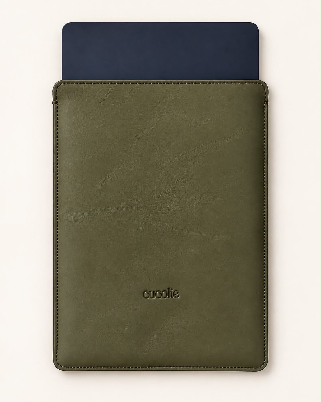 Funda de piel para Mac en color kaki con el ordenador dentro