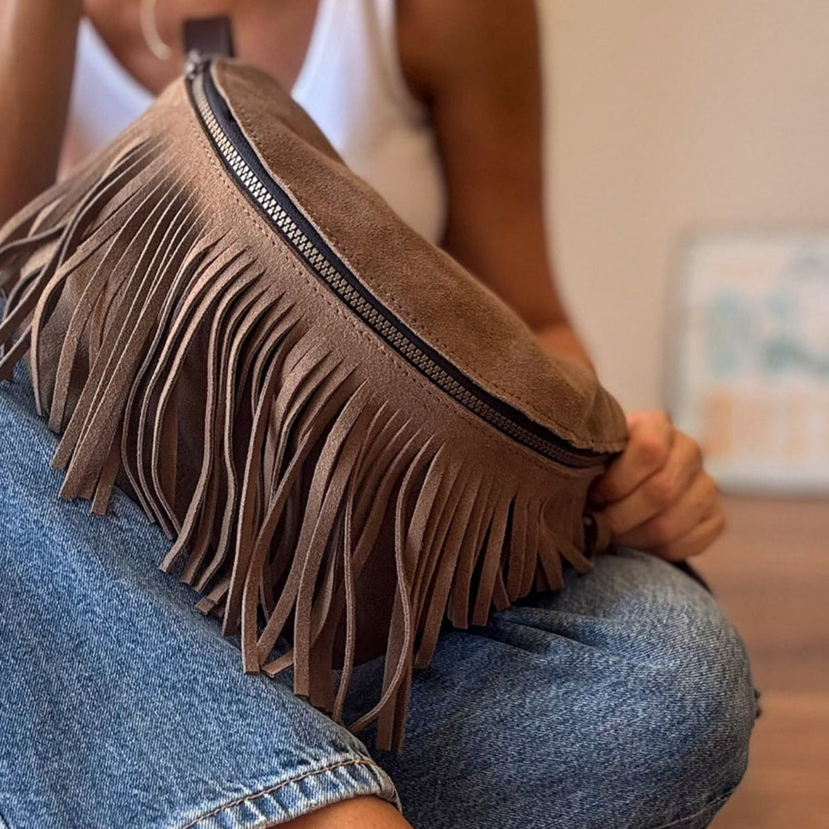 Bandolera riñonera de flecos Bravo, foto de ambiente