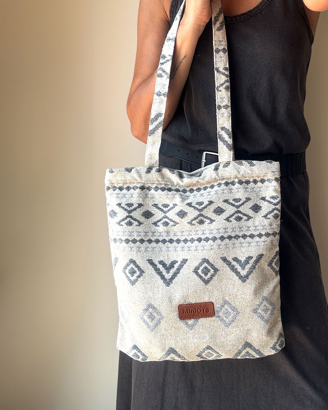 Bolsa tipo shopper mediana MINIOTS étnico gris