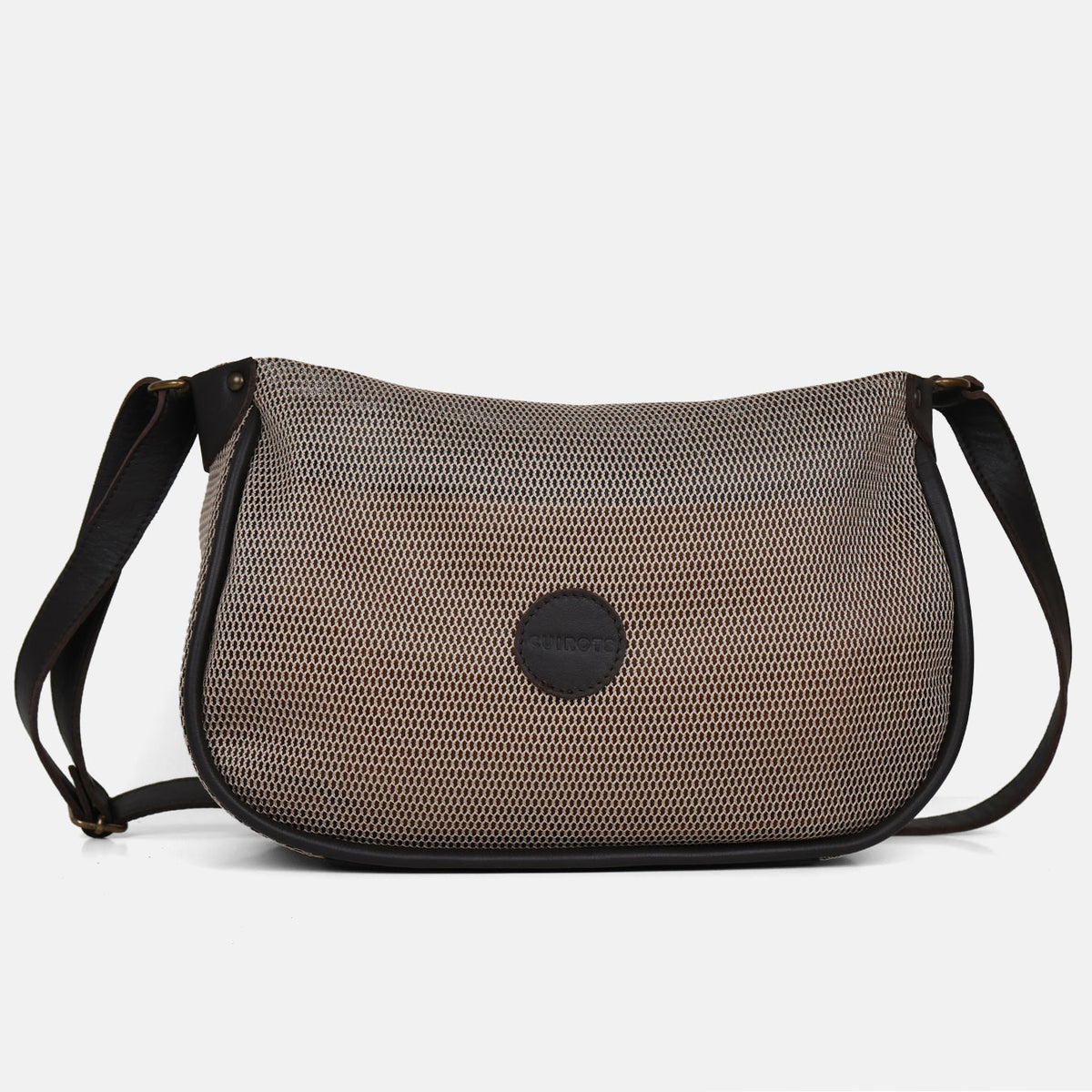 Bolso bandolera Treck de rejilla en color beige, vista frontal