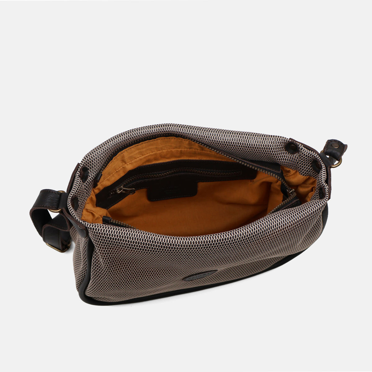Bolso bandolera Treck de rejilla en color beige, con el asa regulable