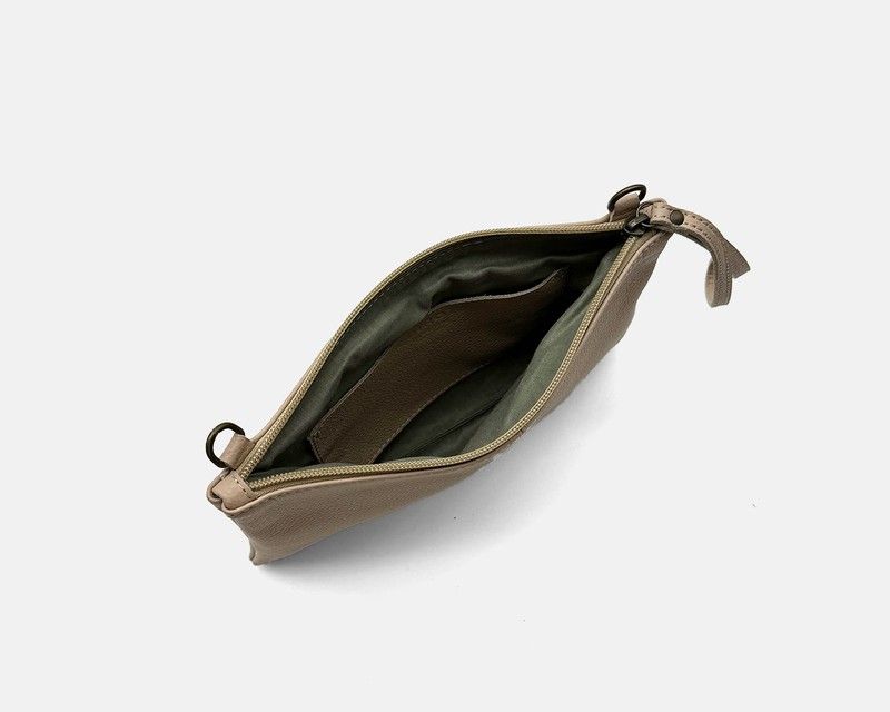 Bolso de mano tipo sobre CUIROTS Thelma