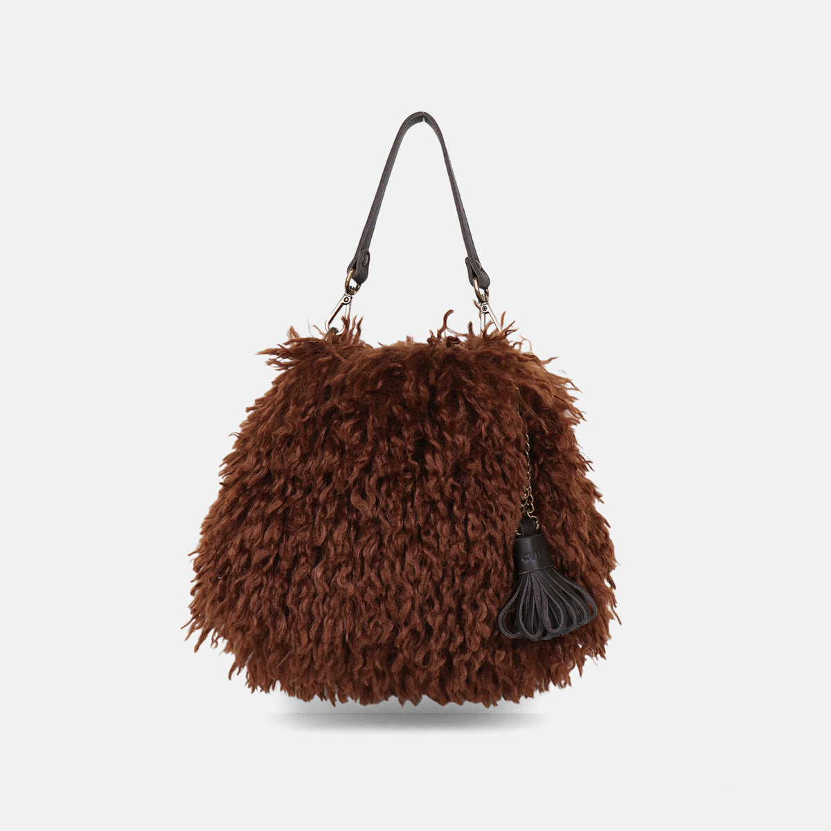 Bolso hobo mini Caniche CUIROTS de pelo sintético rizado color canela con pompón de piel, vista frontal