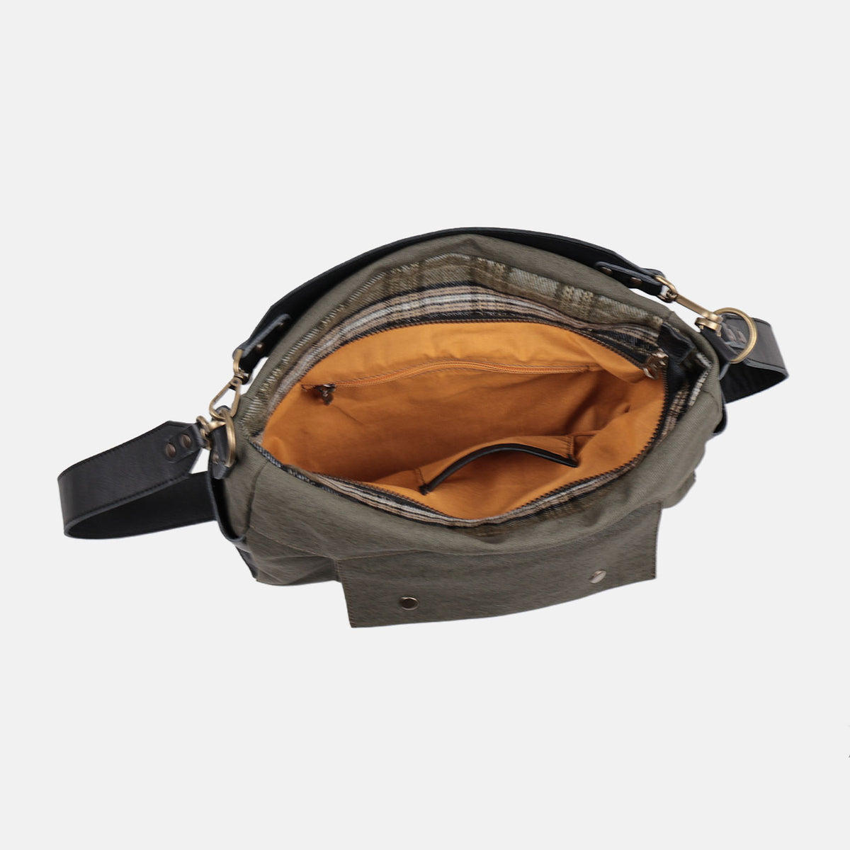 Bolso de hombro y bandolera Barbour en color kaki, detalle del bolsillo delantero
