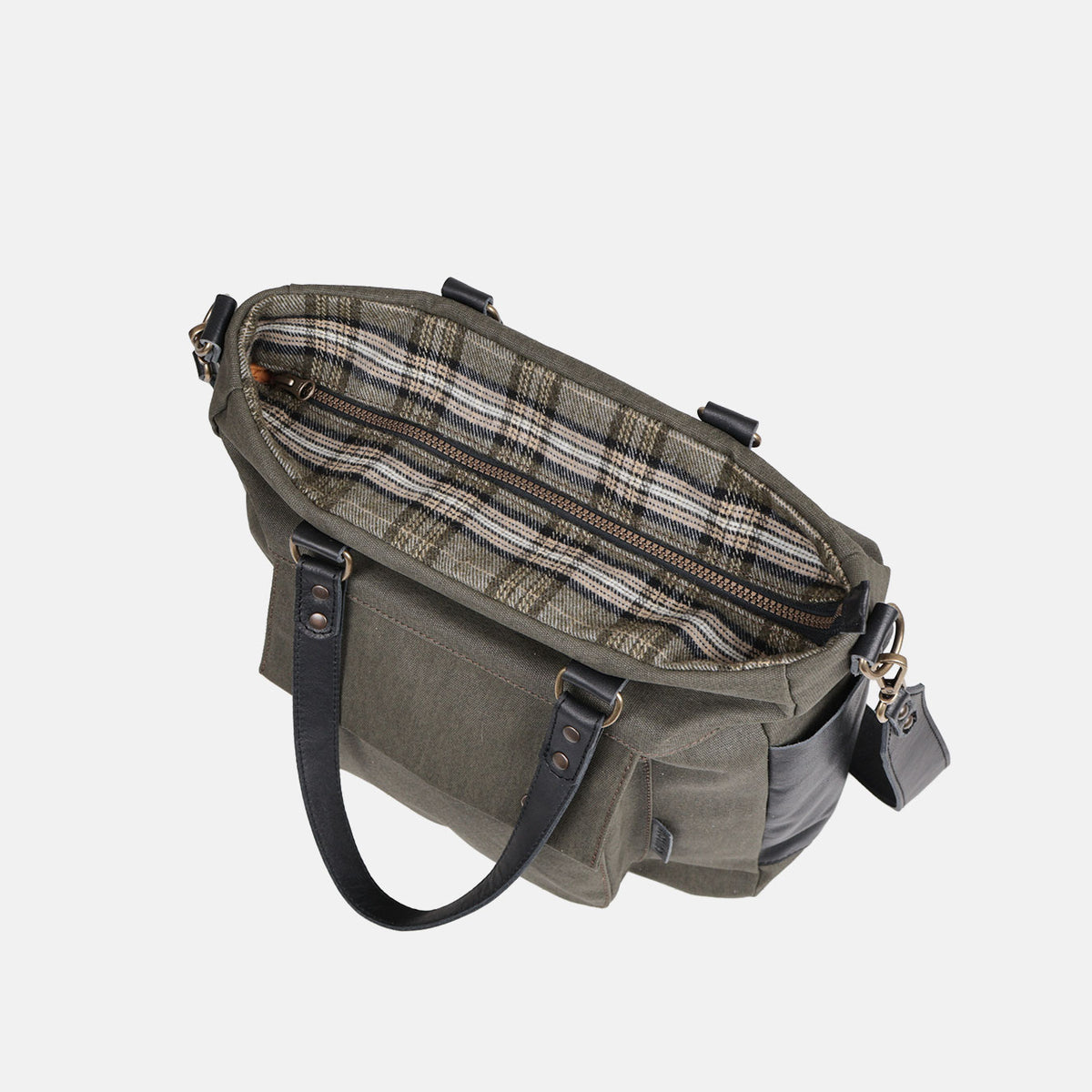 Bolso de mano y bandolera Barbour en color kaki, detalle del bolsillo delantero