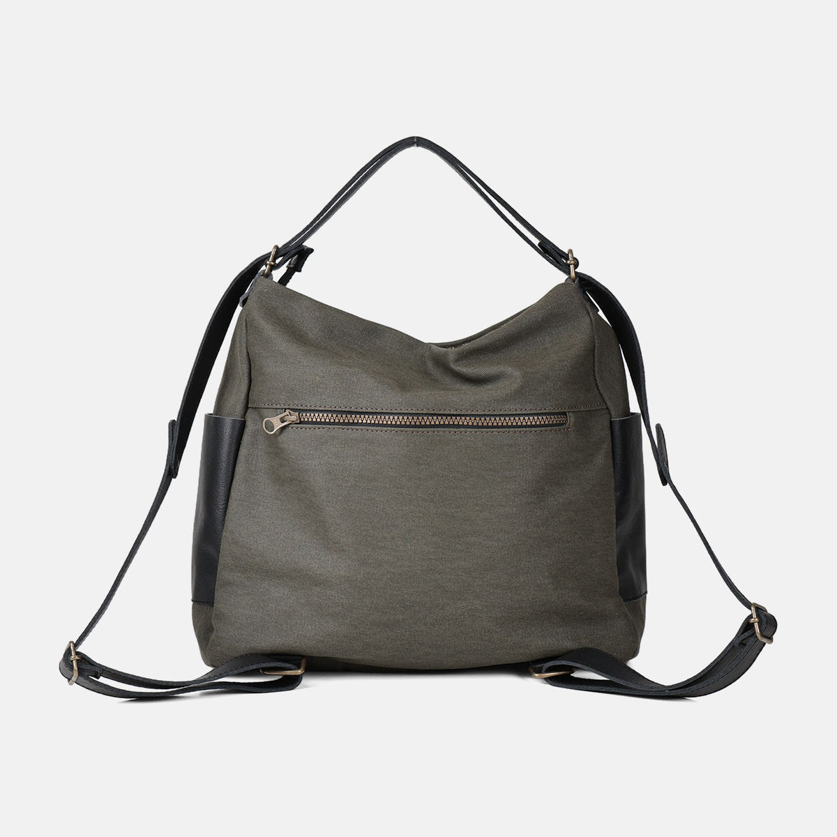 Bolso mochila Barbour en color kaki, llevado como mochila