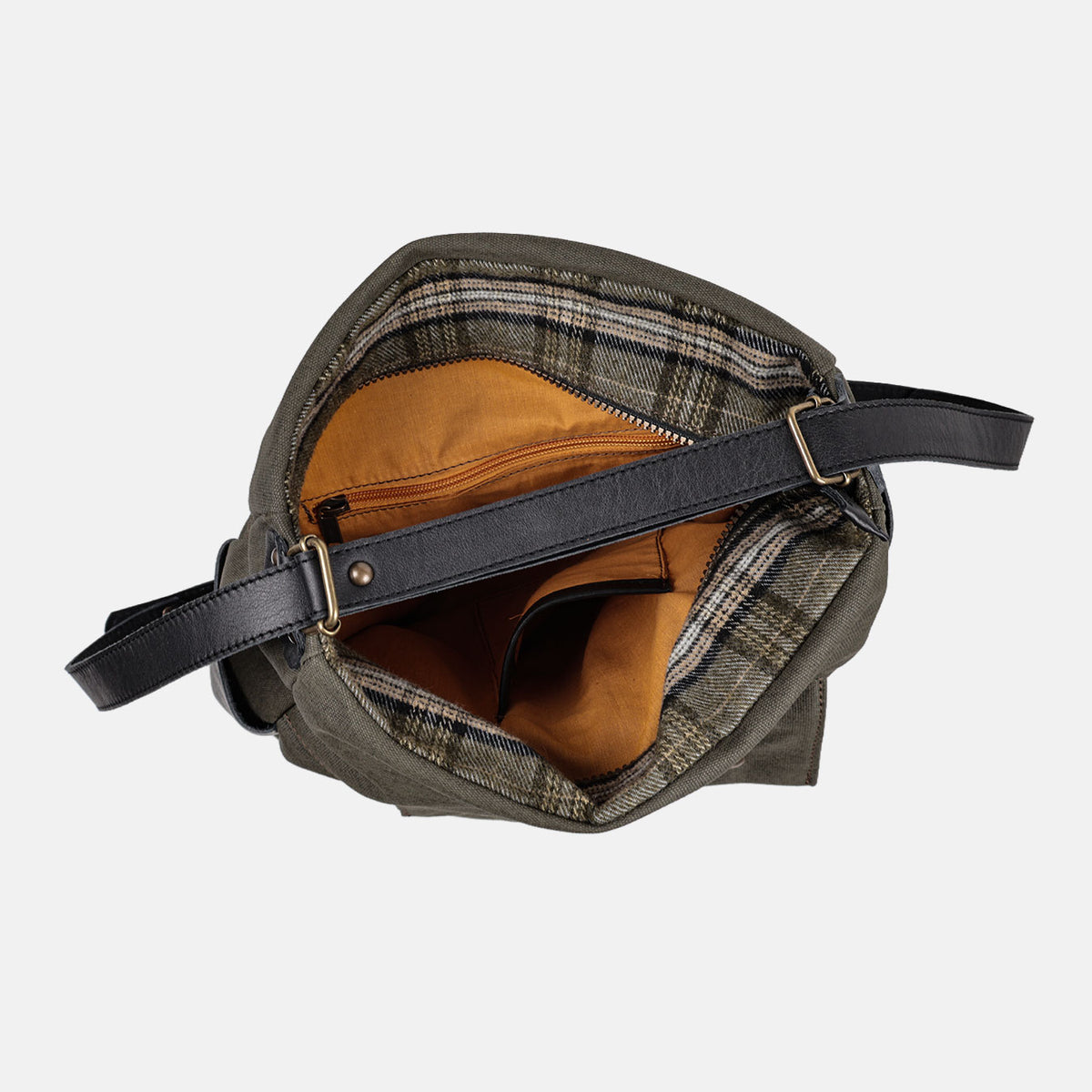 Bolso mochila Barbour en color kaki, detalle del bolsillo delantero