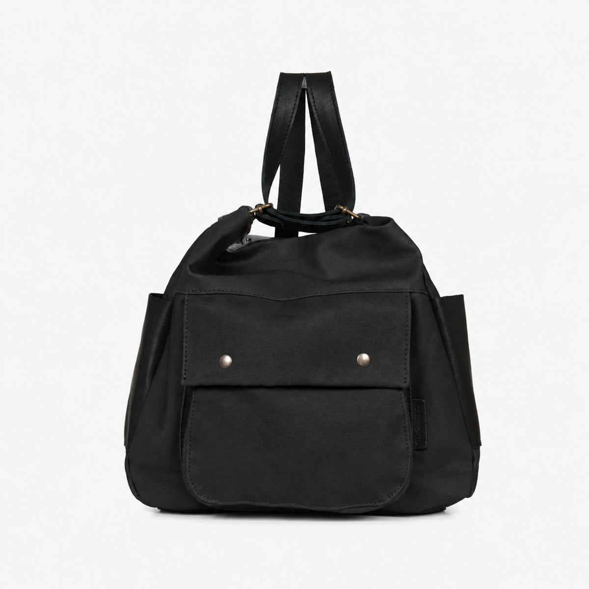 Bolso mochila Barbour en color negro, en versión mochila, vista frontal