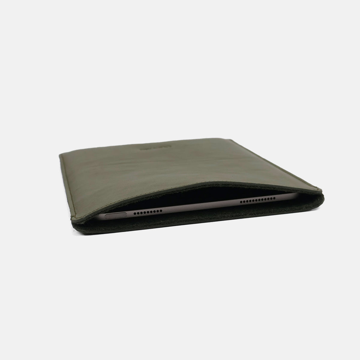 Funda de piel para iPad en color kaki con el iPad dentro, vista lateral