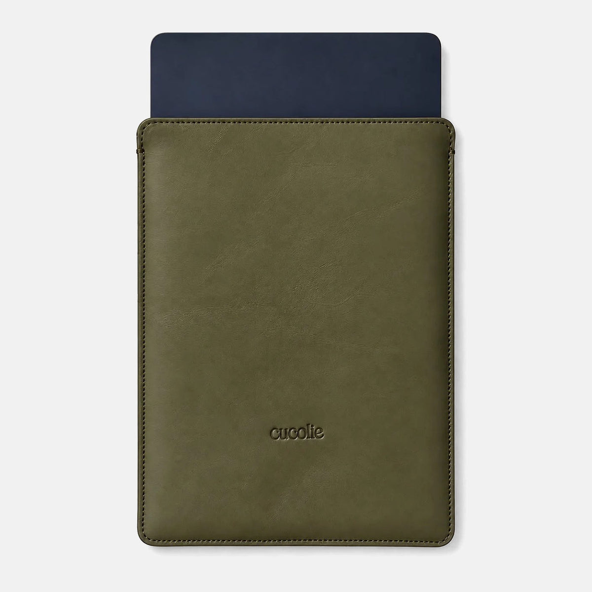 Funda de piel para Mac en color kaki con el ordenador dentro, vista frontal con el logo grabado