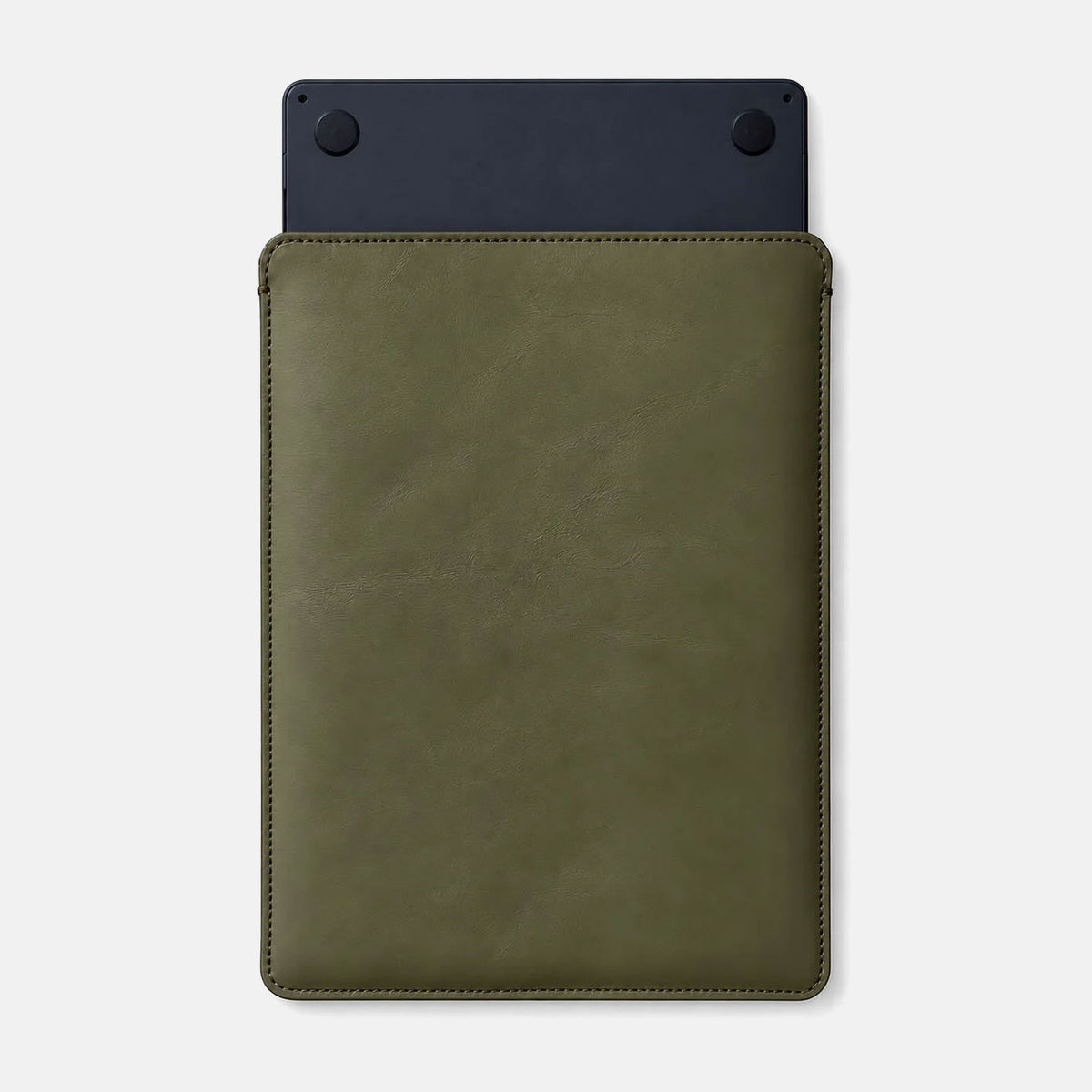 Funda de piel para Mac en color kaki con el ordenador dentro, vista trasera