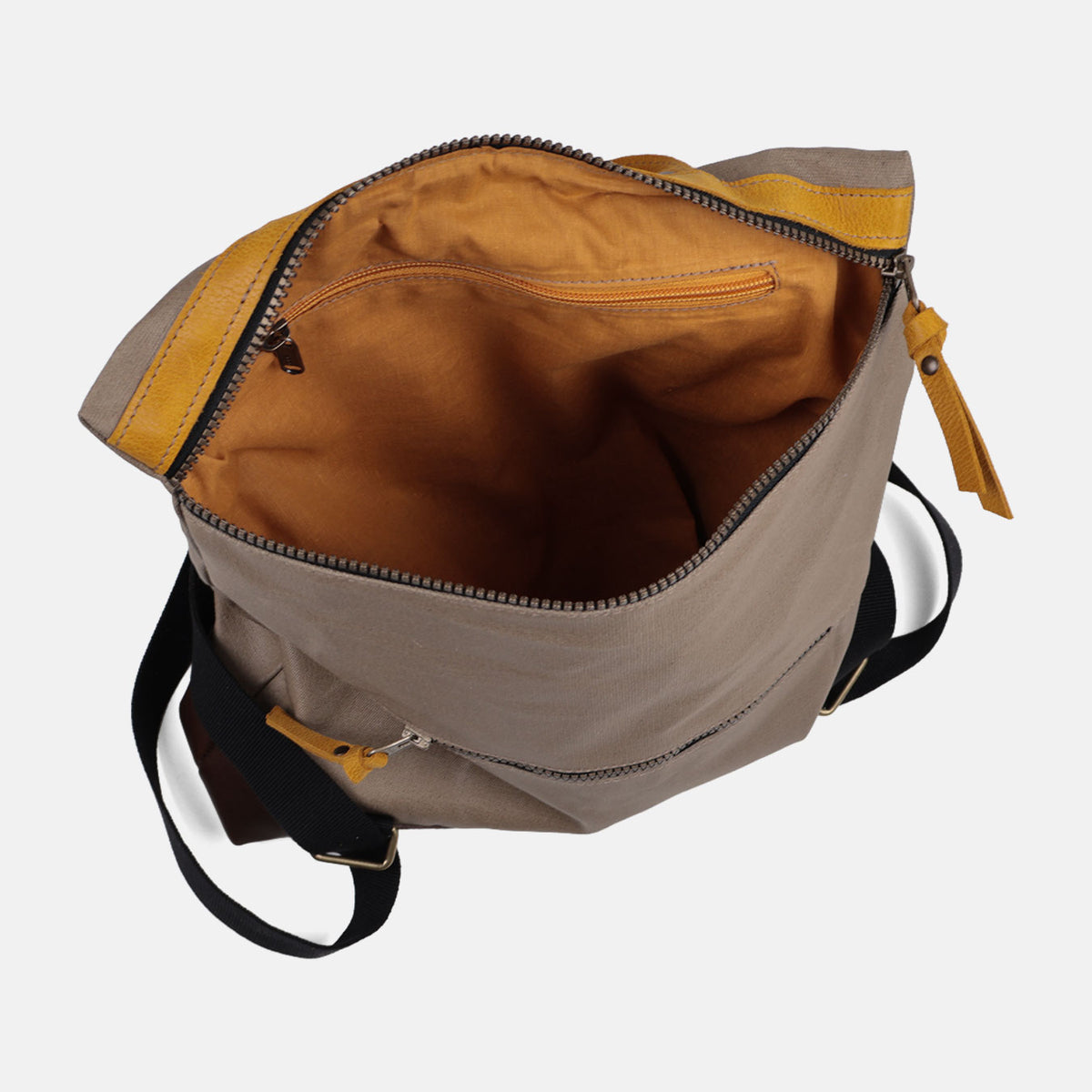 Mochila antirrobo Trend en color taupe, abierta por la espalda, con forro de algodón y bolsillo interior