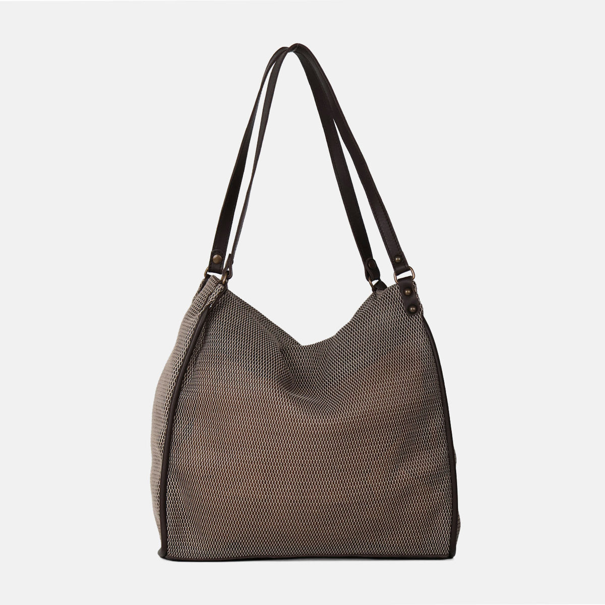 Shopper Treck de rejilla en color beige, con las dos asas al hombro