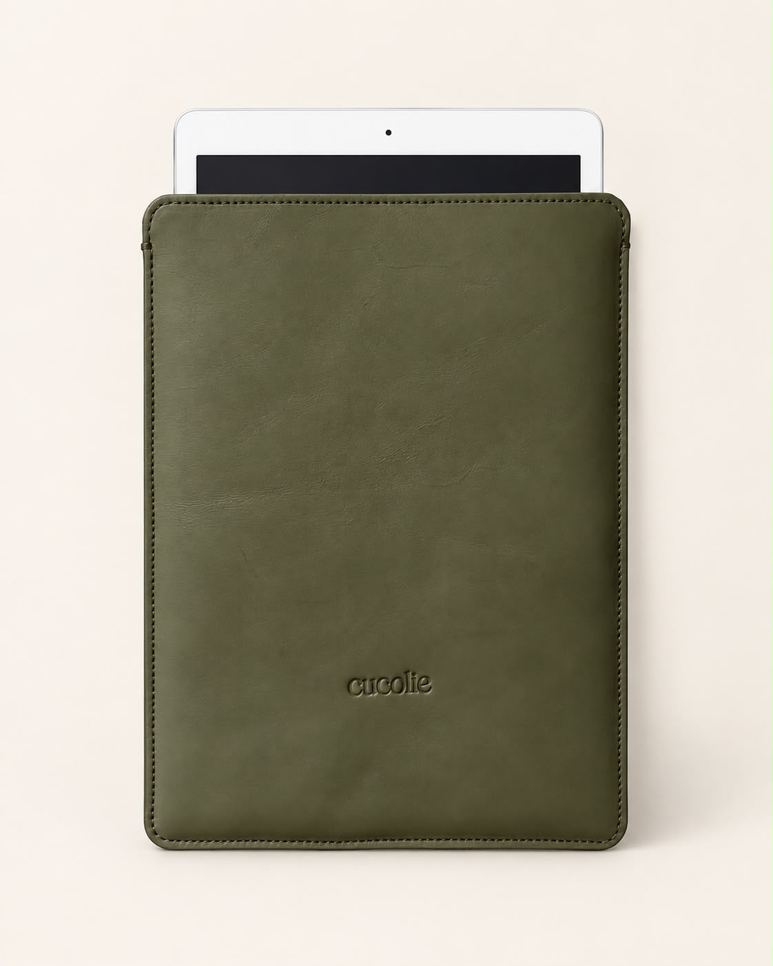 Funda de piel para iPad en color kaki con el iPad dentro