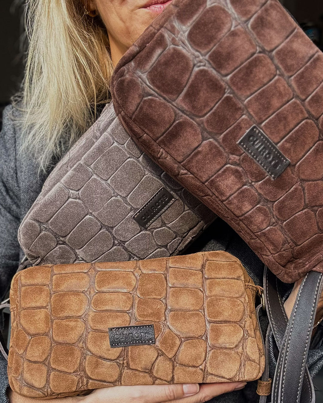 Tres bolsos Coco de serraje con grabado tipo coco, en testa, taupe y camel, sujetados juntos