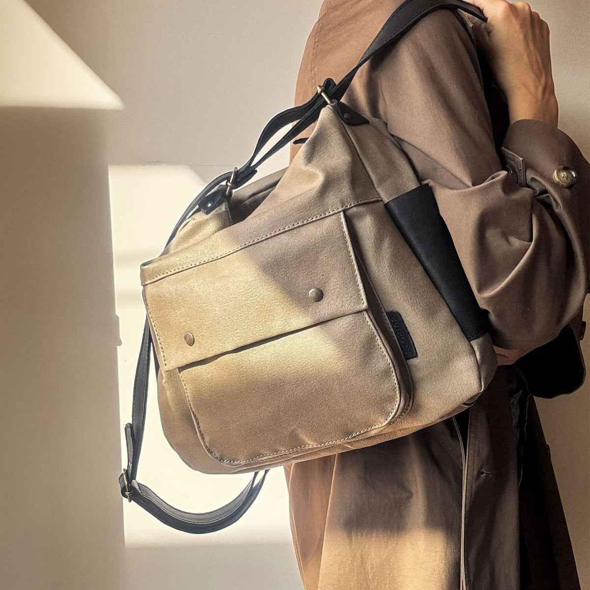 Bolso mochila Barbour en color taupe, llevado al hombro
