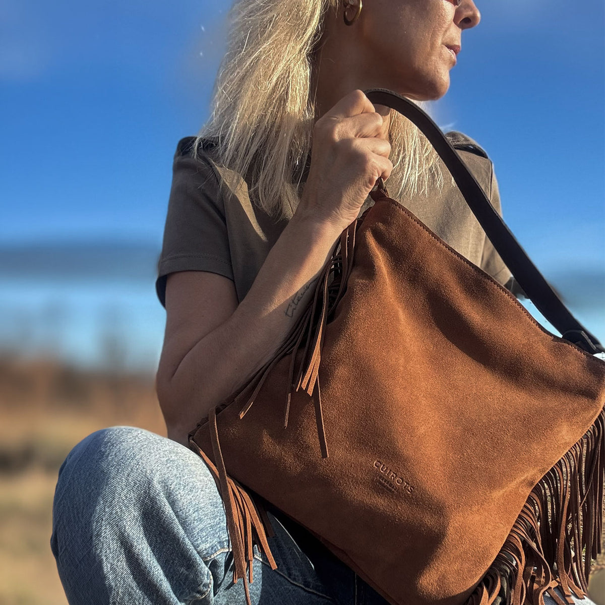 Bolso de hombro de flecos Bravo de serraje en color cuero, al aire libre