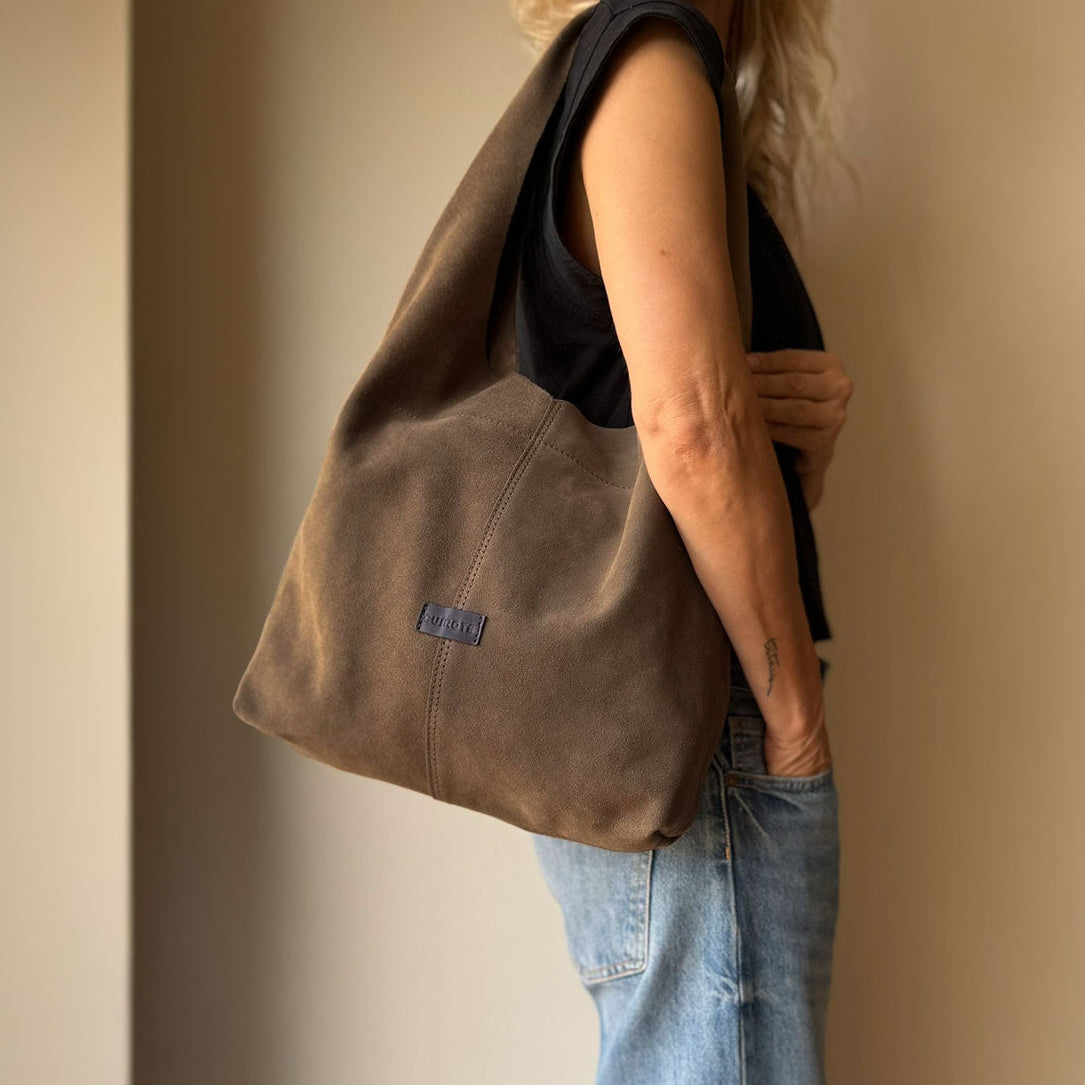 Bolso de hombro Zoe de serraje de asa ancha, en color taupe