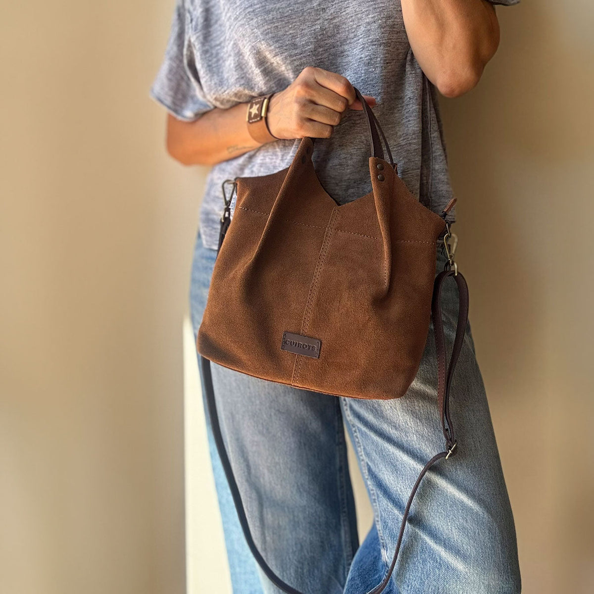 Bolso de mano y bandolera Zoe de serraje en color cuero, con asa larga