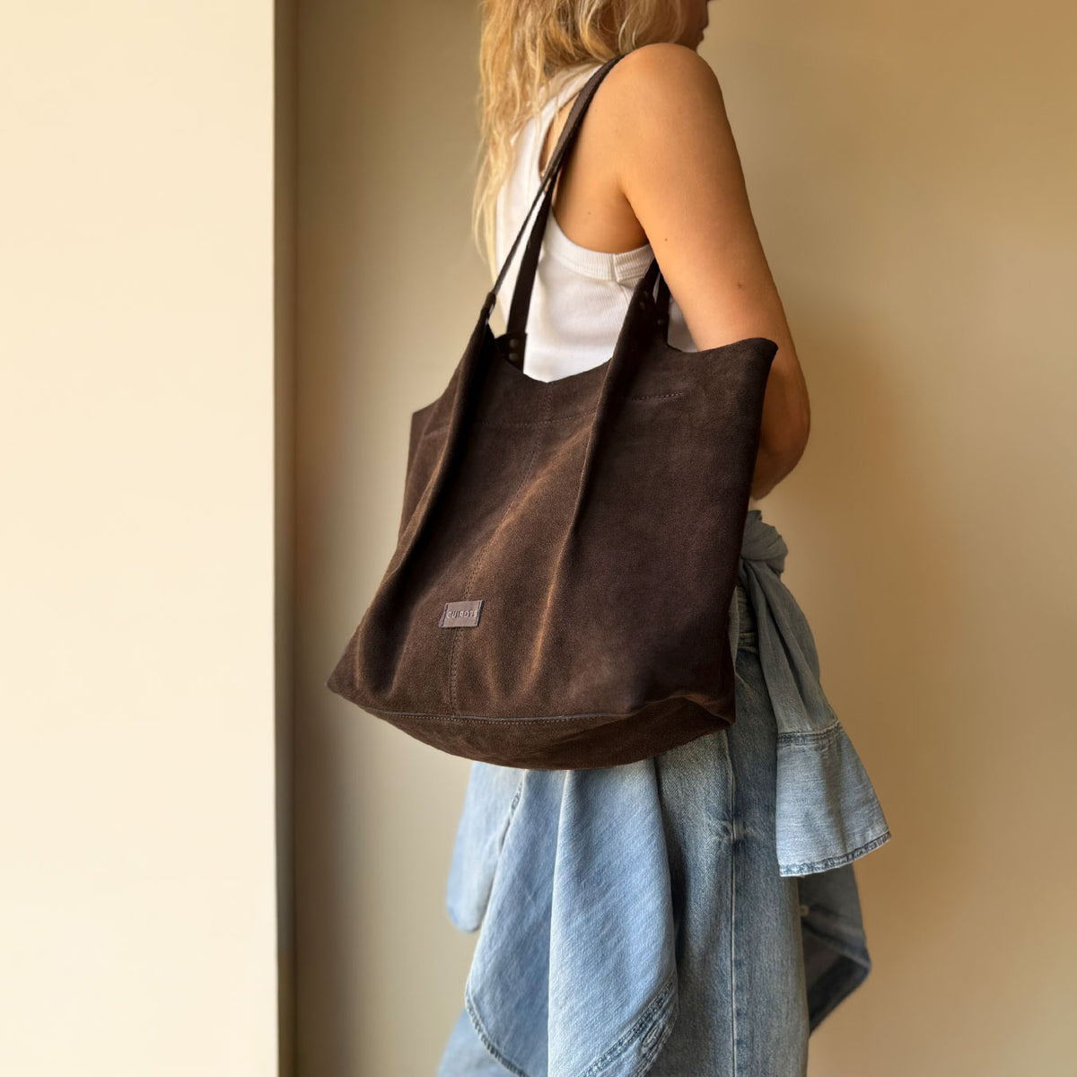 Shopper Zoe de serraje en color testa, colgado al hombro