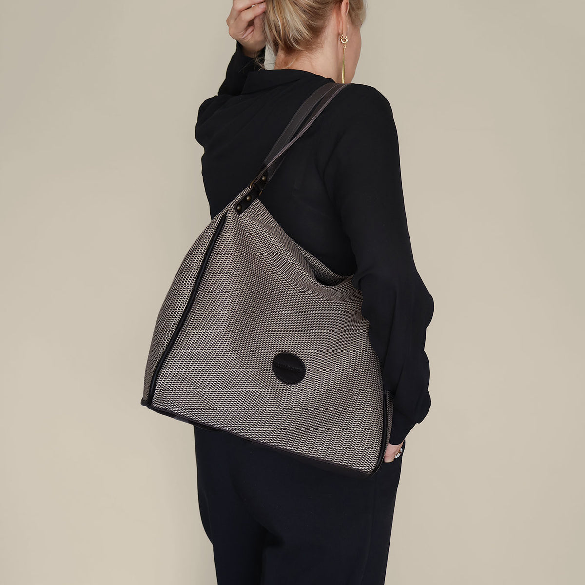 Shopper Treck de rejilla llevado al hombro, vista de espaldas