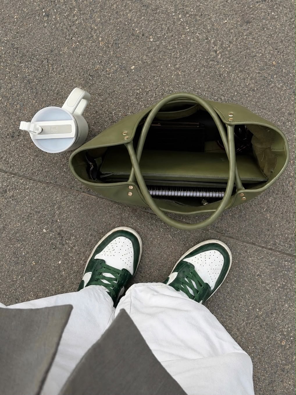 Interior del bolso Soho con portatil y cuaderno