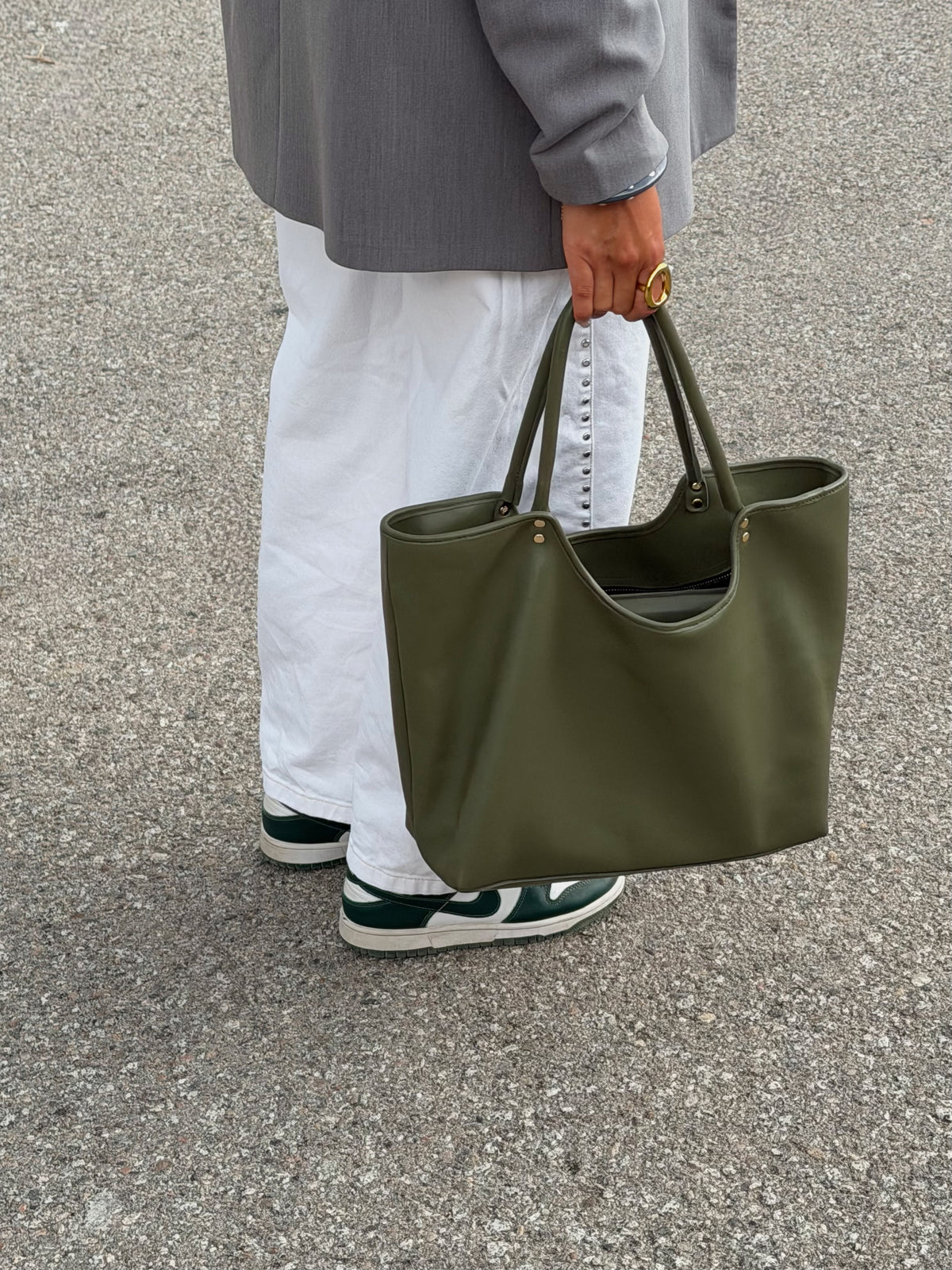 Bolso Soho kaki llevado al hombro