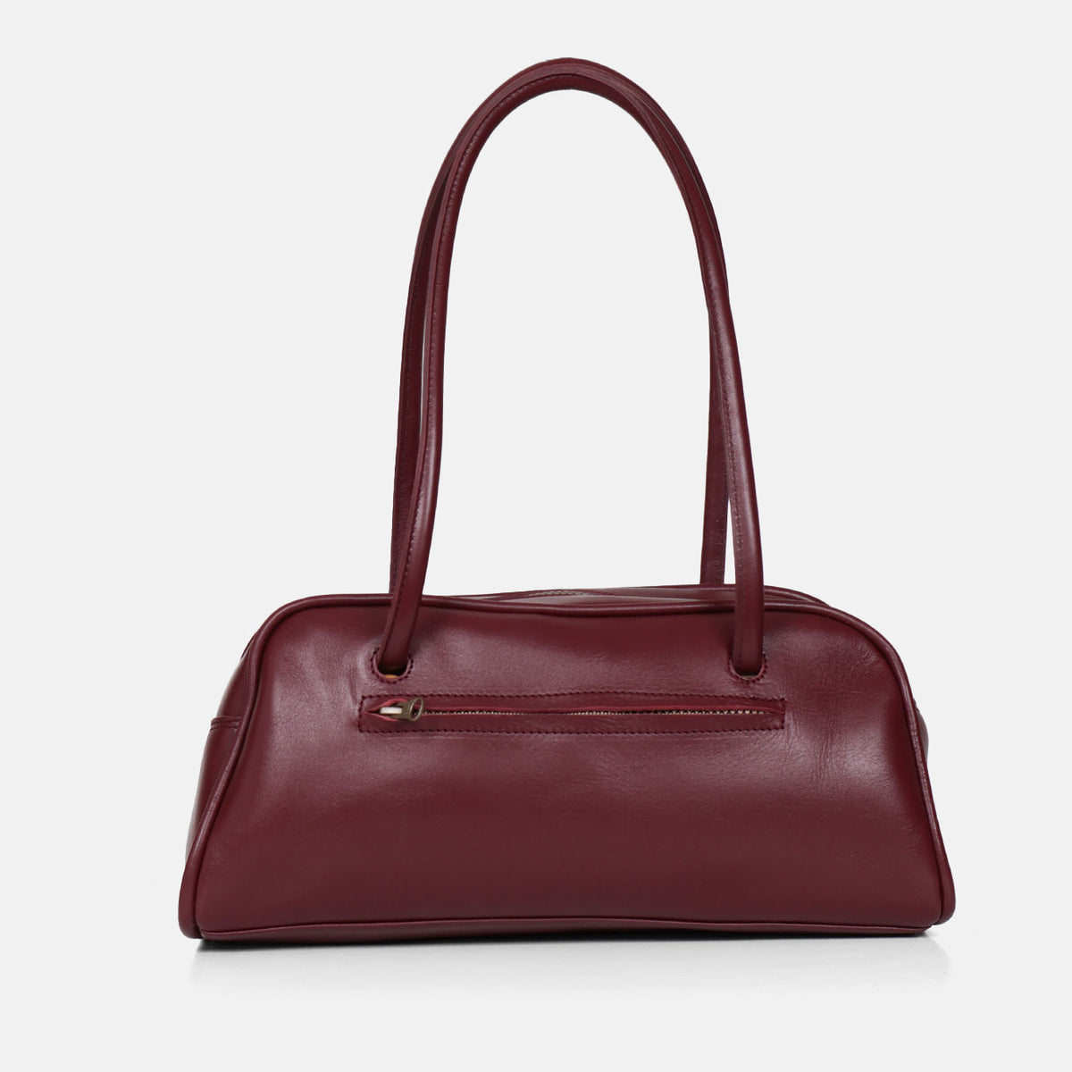 Bolso de hombro baguette Classic en color burdeos, vista trasera con el bolsillo de cremallera