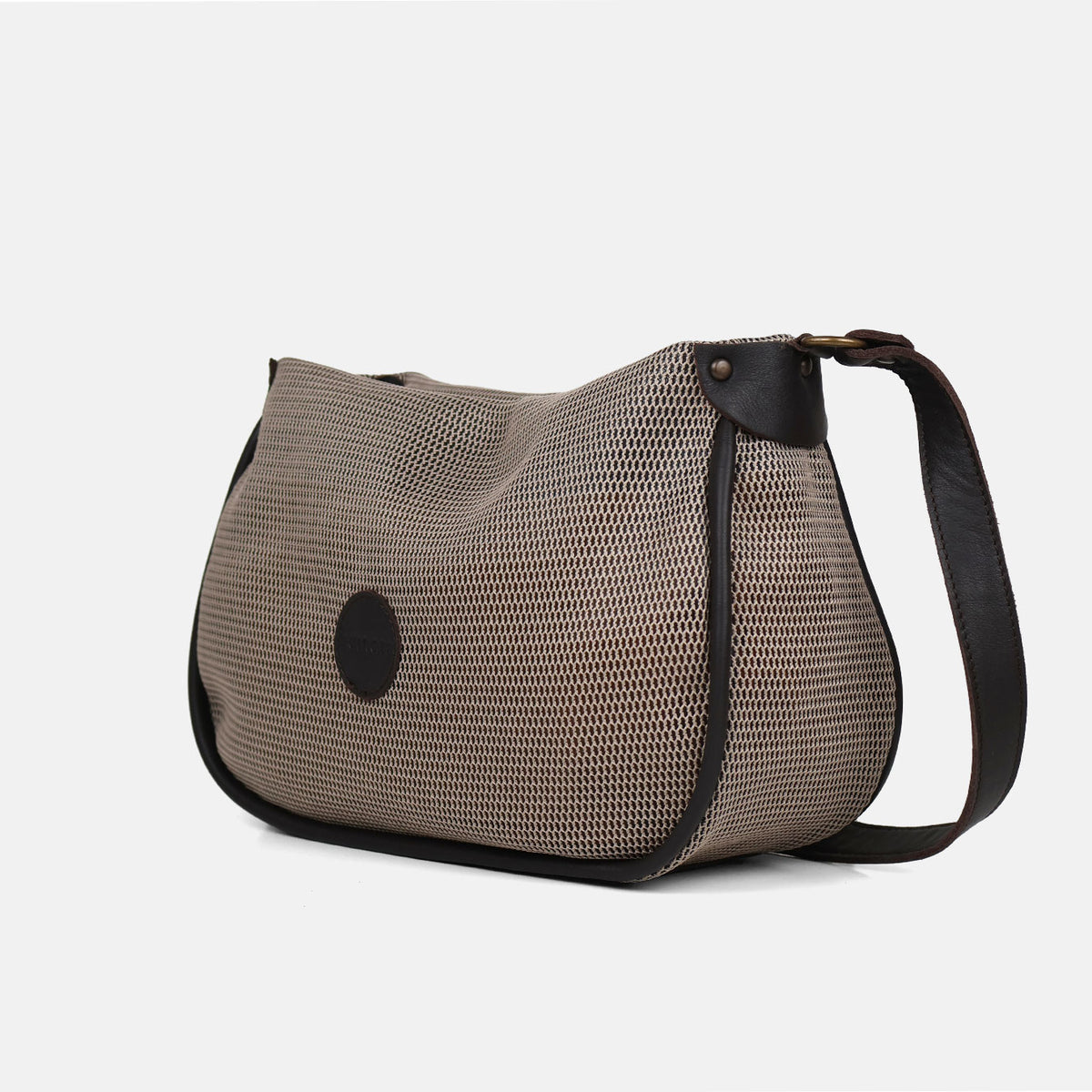 Bolso bandolera Treck de rejilla en color beige, vista lateral