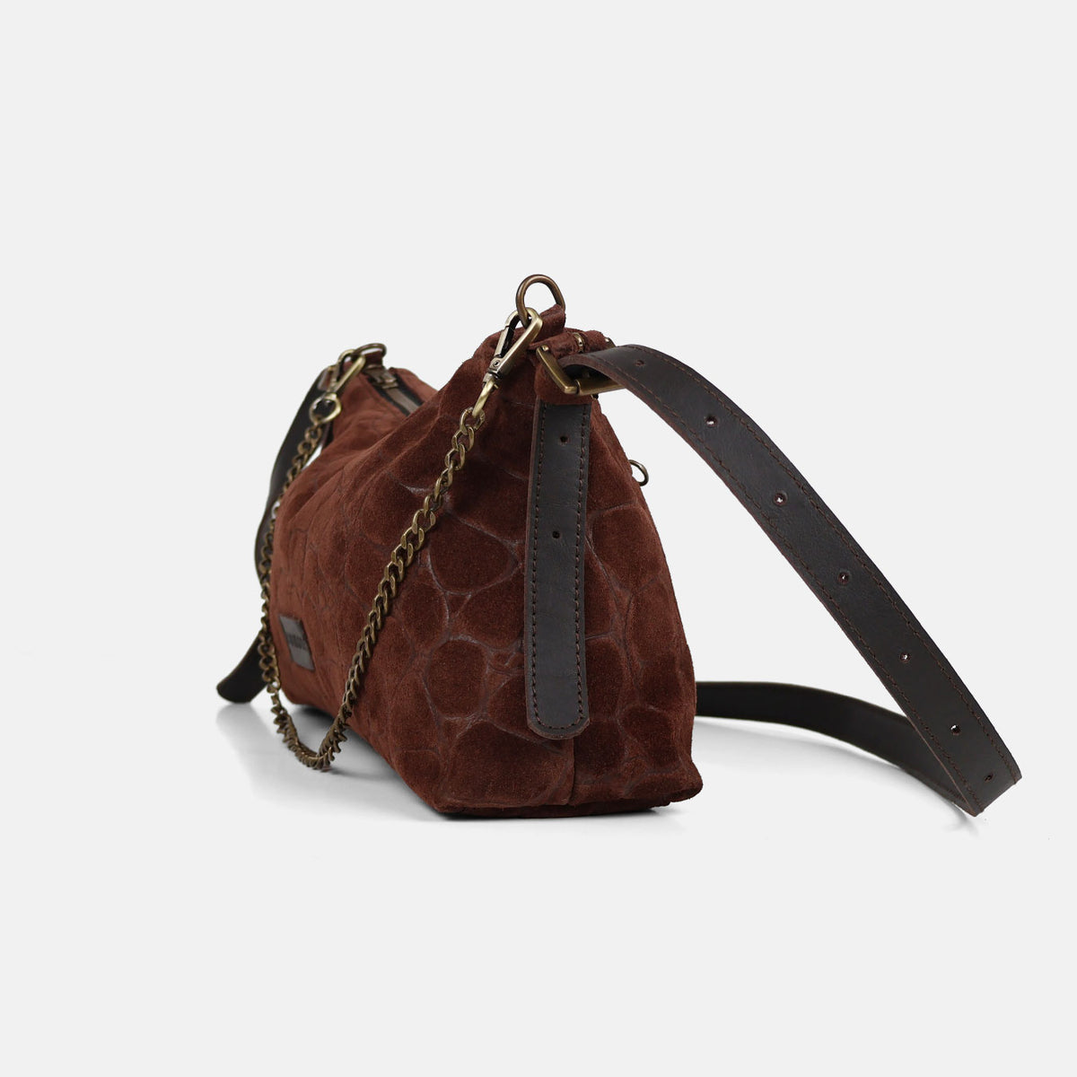Bolso de hombro y bandolera Coco de serraje en color testa, vista lateral con asa larga de piel