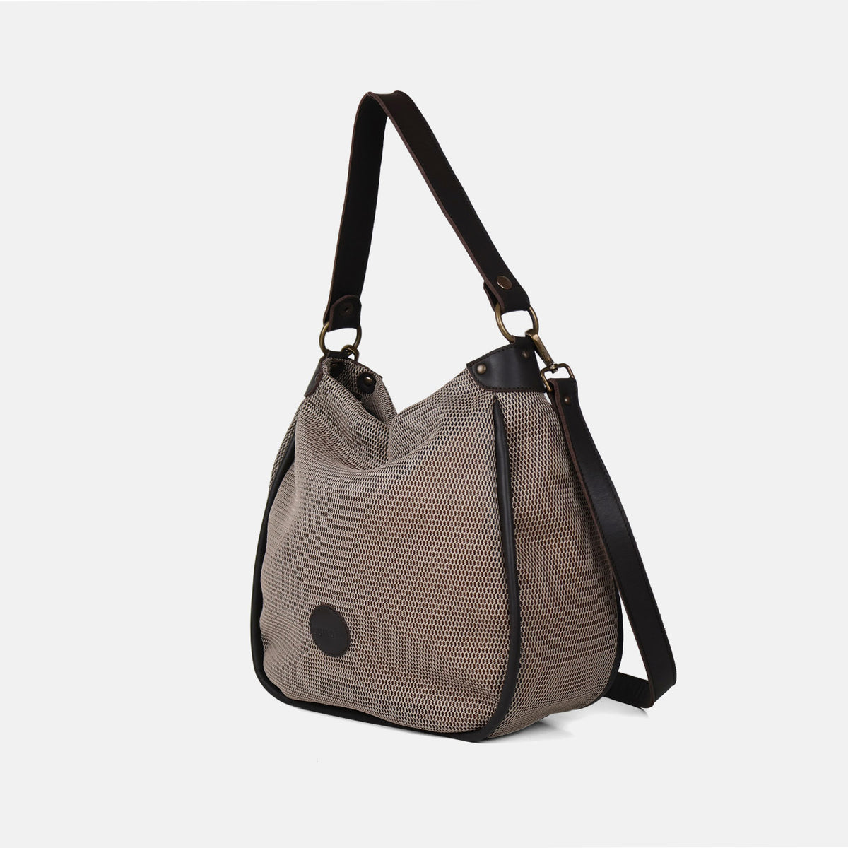 Bolso de hombro y bandolera Treck de rejilla en color beige, vista lateral
