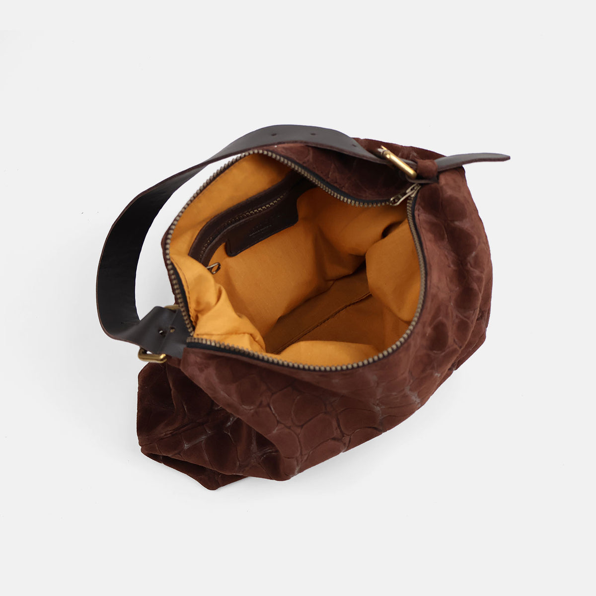 Bolso de hombro Coco de serraje en color testa, interior abierto mostrando el forro