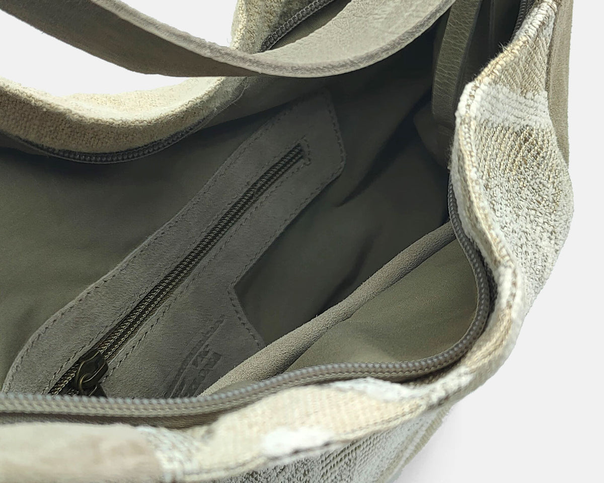 Bolso de hombro CUIROTS Étnica en color beige, detalle del interior con bolsillo de cremallera