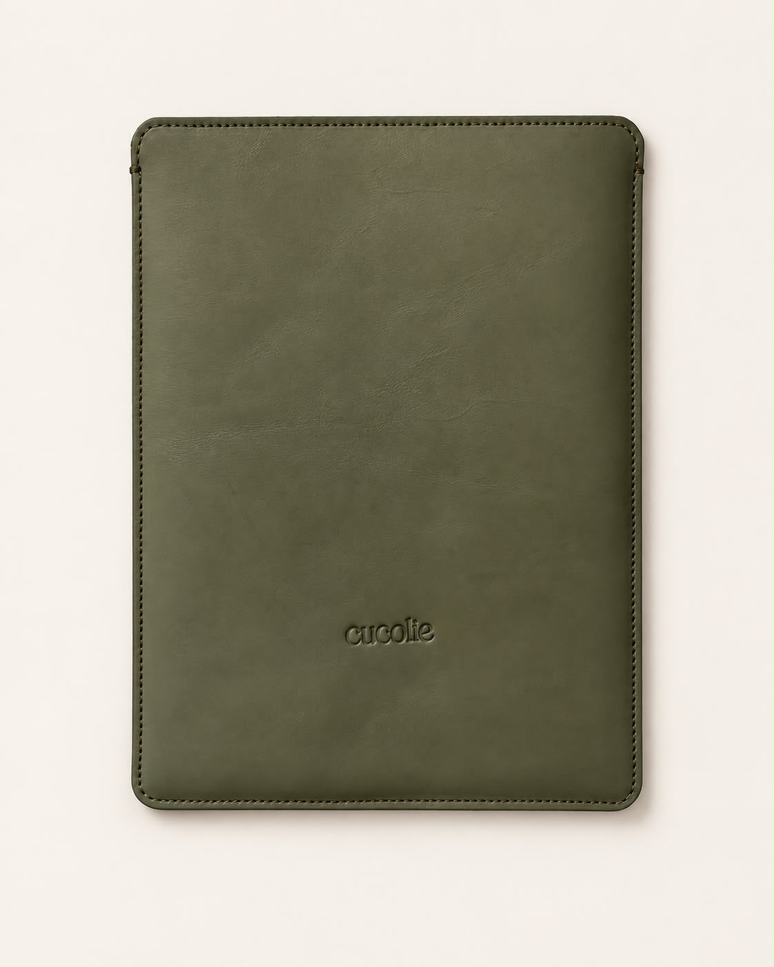 Funda de piel para iPad en kaki, vista frontal con el logo grabado