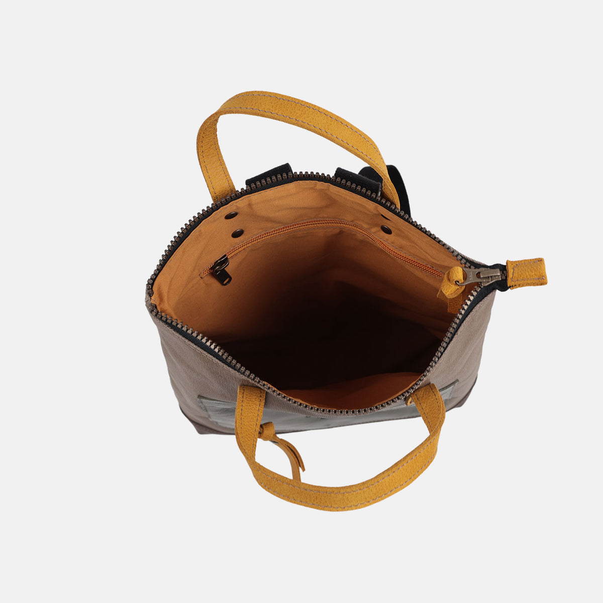 Mochila pequeña Trend de lona y piel en color taupe, interior con bolsillo de cremallera