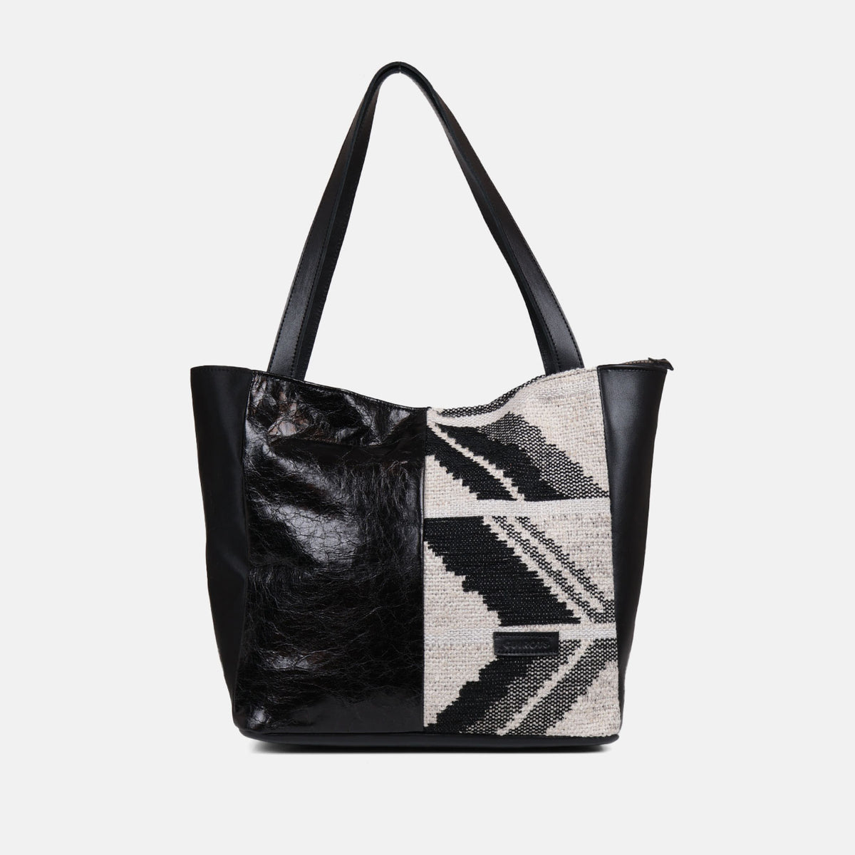 Shopper Jacquard CUIROTS de piel negra satinada y jacquard étnico blanco y negro, vista frontal