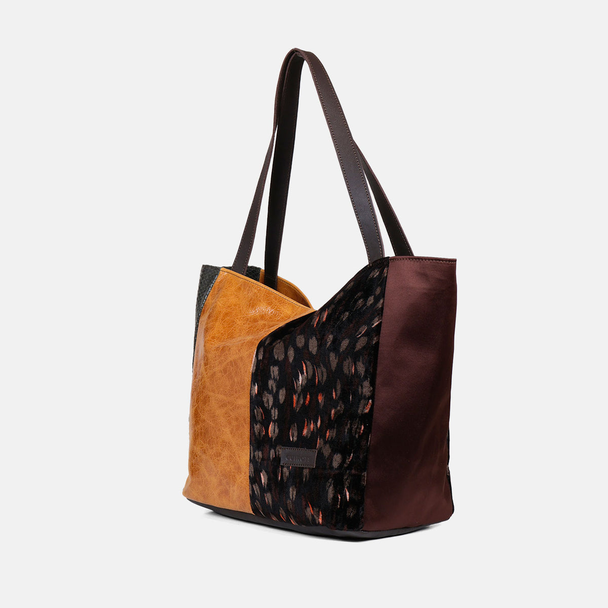 Shopper Velvet CUIROTS visto de lado, con el lateral de raso marrón