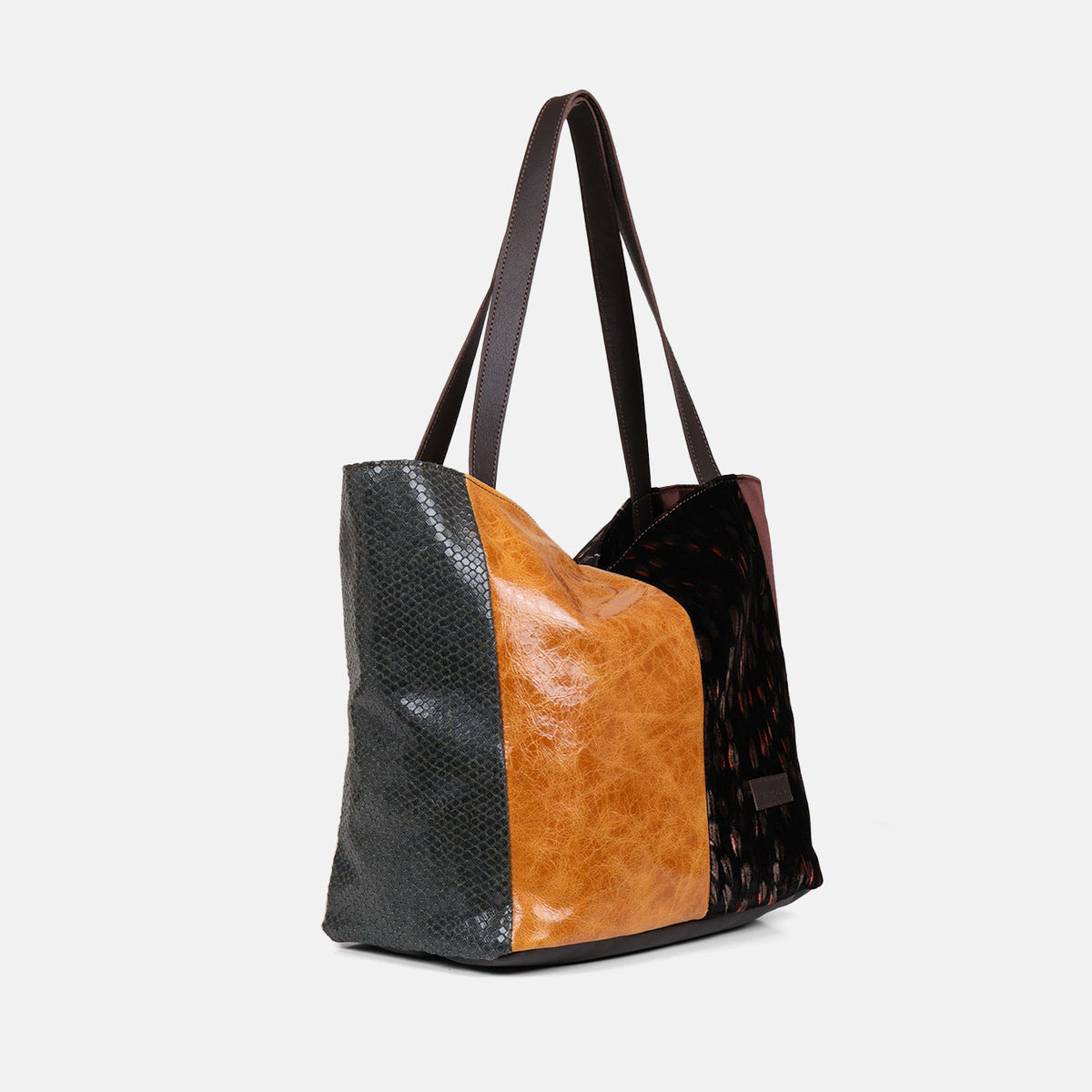 Shopper Velvet CUIROTS visto de lado, con el tejido efecto serpiente verde