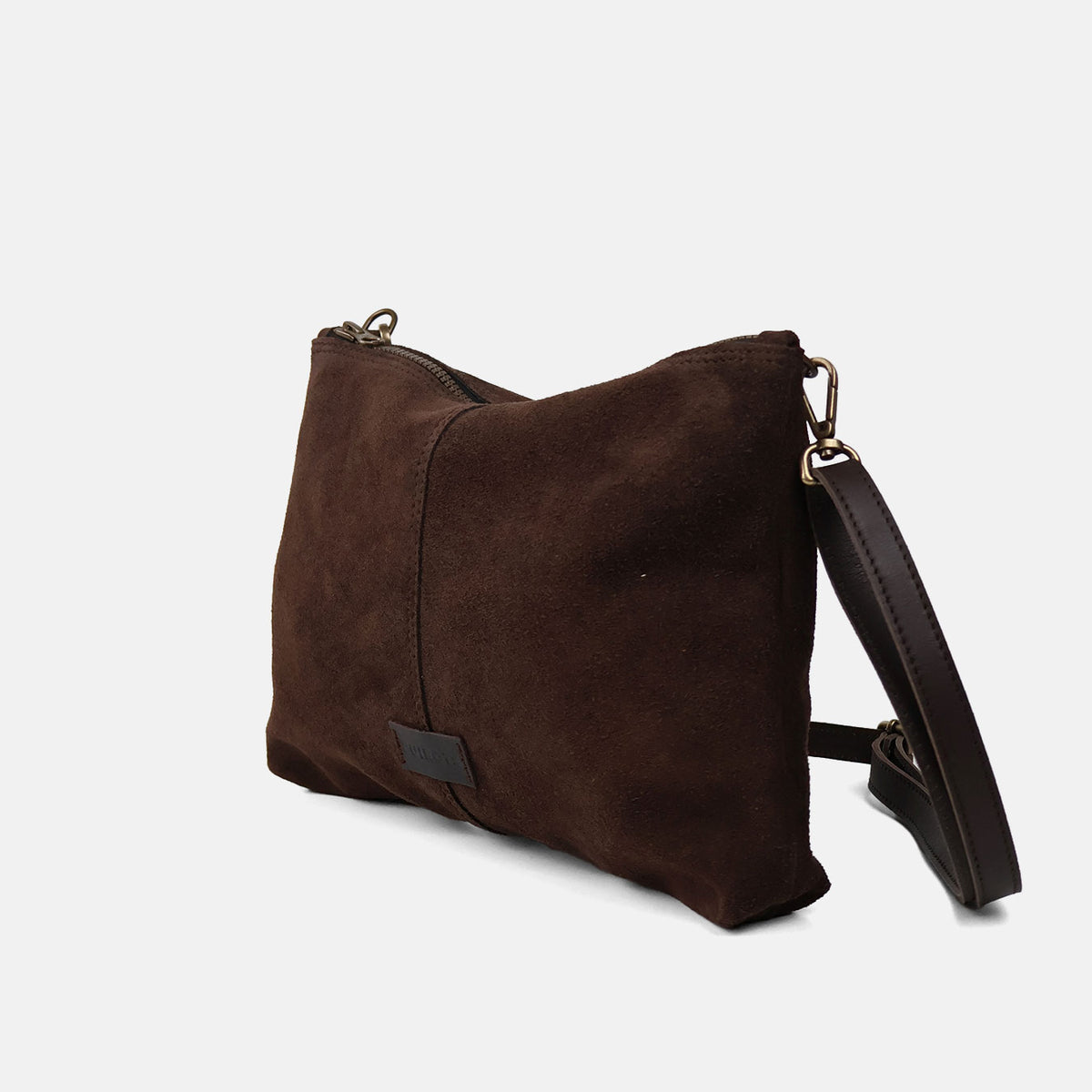 Bandolera mediana Zoe de serraje en color testa, vista de tres cuartos con el asa